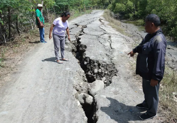 Pobladores observan una grieta en la calle tras el sismo en Digos, Filipinas. Foto: EFE. 