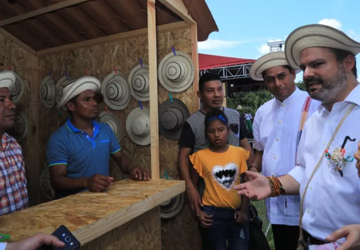 Durante el evento con los artesanos.  Cortesía