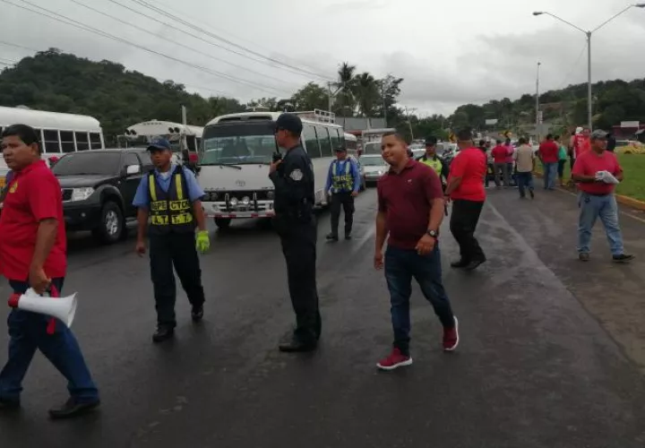 Los transportistas de Panamá Oeste mantuvieron la vía cerrada por una hora. 