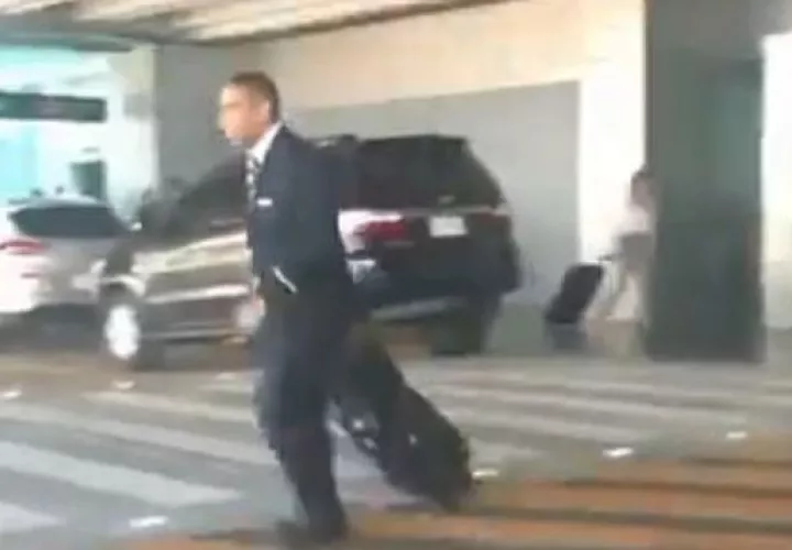 El tripulante de Copa Airlines fue grabado en video a su salida del Aeropuerto Internacional de Tocumen. 