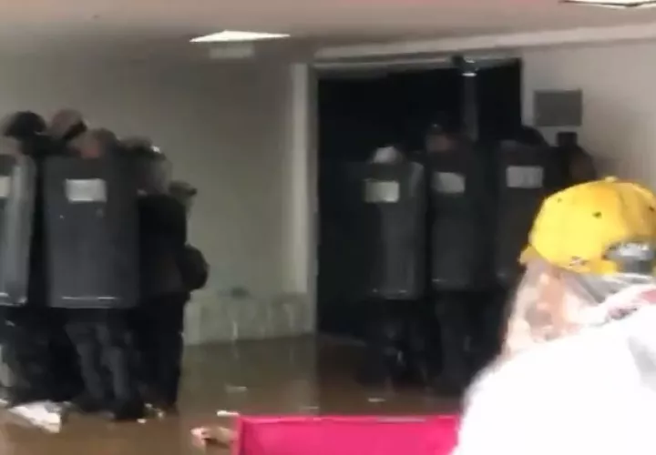 Enfrentamientos entre estudiantes y antimotines.