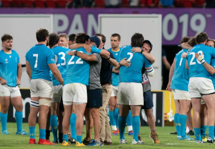Selección de rugby de Uruguay durante un partido contra Gales (rojo) en el mundial de Japón Foto EFE