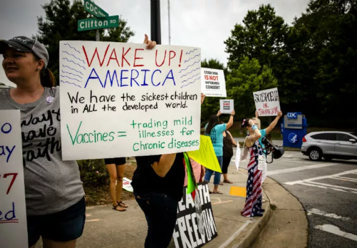 Casi todos los Estados de EU tiene al menos un grupo antivacunas. Una protesta en Atlanta. Foto/ Audra Melton para The New York Times.