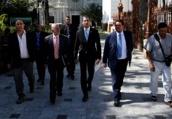 Juan Guaidó, (cen.) líder de la Oposición de Venezuela y reconocido por muchos países como el presidente interino del país, llega a una sesión de la Asamblea Nacional venezolana en Caracas, el 1 de octubre. Foto/ Manaure Quintero/Reuters.