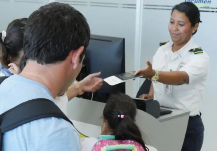 Si el menor viaja acompañado de ambos padres no es necesario Migración en Línea. Foto de cortesía