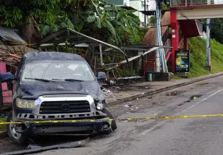 El conductor del vehículo, tipo pick up, perdió el control y se estrelló contra la parada de buses que está ubicada a la altura de Villa Lorena. 