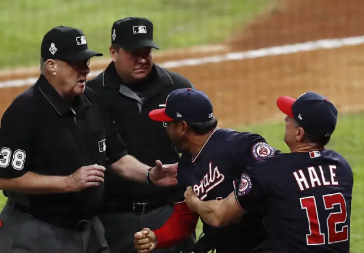 Dave Martínez discute con Sam Holbrook Foto AP
