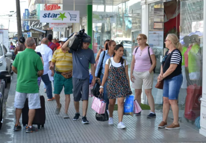 Las estadísticas revelan que de enero a septiembre de este año han ingresado a la zona franca 34 mil 500 nacionales de Cuba. Foto/Cortesía