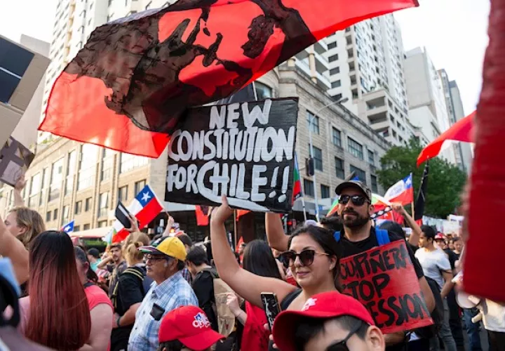 En la marcha, organizada por diversos colectivos chilenos de Sídney, al menos 350 personas recorrieron la calle principal George Street, desde el Ayuntamiento de la ciudad hasta la estación central, con pancartas en las que se leía "Justicia para Chile", "Nueva Constitución", "No estamos en guerra, estamos unidos", entre otros.