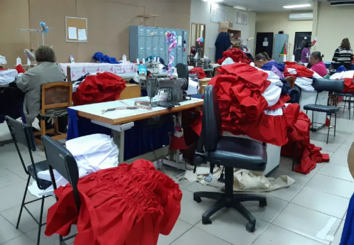 Los colores de la Patria predominan en el taller: Foto: MilagrosMF.
