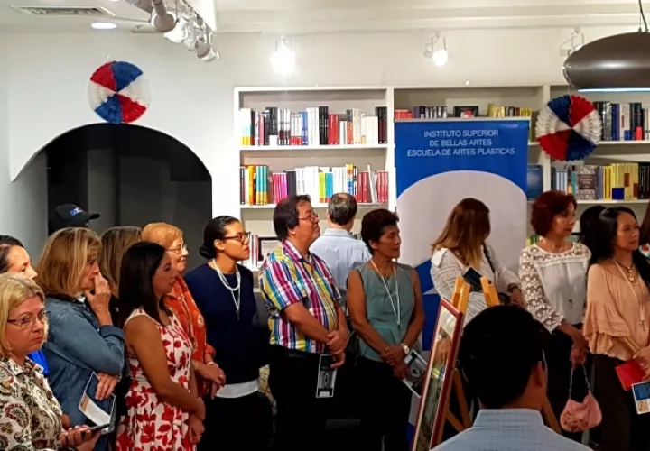 Exposición "Abre las puertas" fue punto de encuentro para amantes de la plástica, en la Librería de Panamá Viejo. Foto: Cortesía