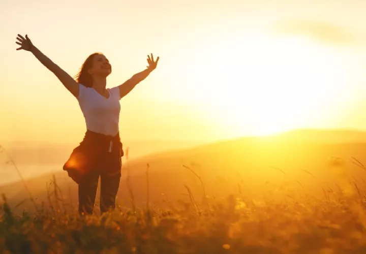 Sentirse abrumados suele pasar, pero, no por ello debe permitirse que pensamientos y sentimientos negativos se afinquen. Dar un giro y agradecer las bendiciones, pensar en positivo y sonreír a la vida depende de cada uno. Foto: Pixabay