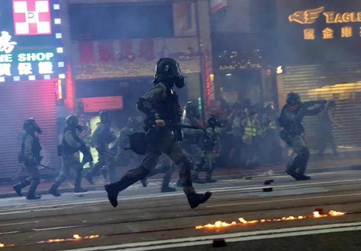  Según la ley hongkonesa, cada candidato puede congregar en un mitin a un máximo de 50 personas sin requerir permiso policial. Al haber 128 candidatos, podrían reunirse 6.400 personas sin incumplir la ley.
