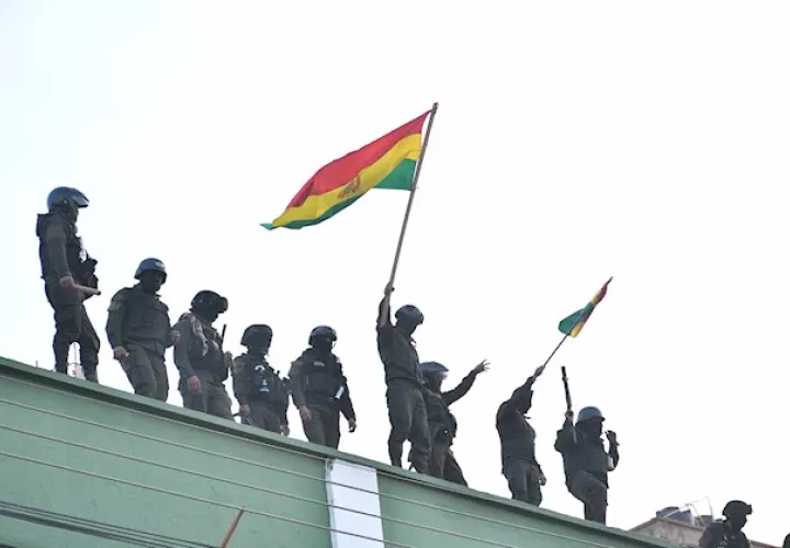 Miles de bolivianos a lo largo del país se concentraron frente a comisarías policiales y cuarteles militares.