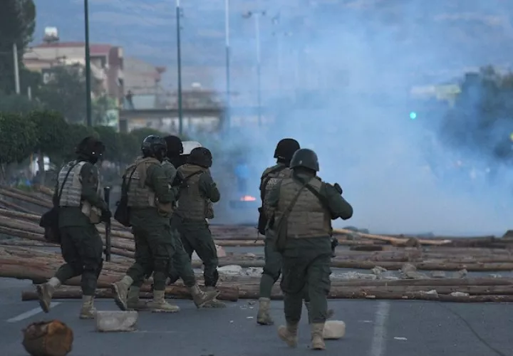 Los cocaleros se dirigían el pasado viernes hacia esta ciudad del centro de Bolivia, la más castigada por la violencia, cuando se encontraron con un fuerte cordón de policía y militares.