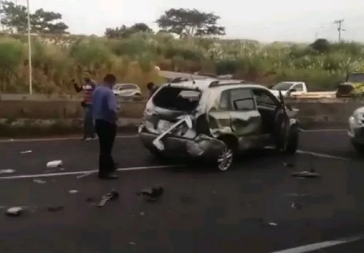 Varios de los automóviles implicados en el accidente resultaron con pérdida total. Foto: Eric A. Montenegro.