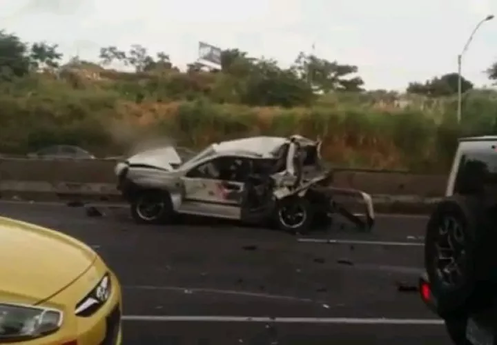 Varios de los automóviles implicados en el accidente resultaron con pérdida total. Foto: Eric A. Montenegro.