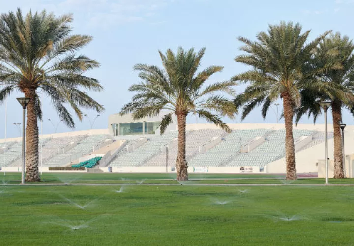 El sistema de riego en el estadio de Kaust usa agua desalinizada para mantener el pasto. Foto/ Jamie McGregor Smith para The New York Times.