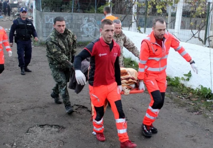 Las personas llevan el cuerpo de una víctima del terremoto a una ambulancia después de que un terremoto golpeó Thumane, Albania. FOTO/AP
