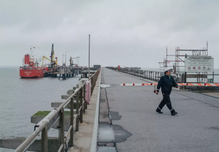Un muelle usado por una planta química podría convertirse en sede de la primera terminal de GNL de Alemania. Foto/ Nanna Heitmann.