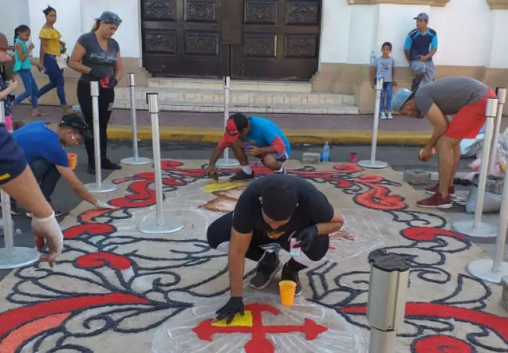 Las alfombras se hacen con distintos materiales, como aserrín y flores. Foto: Thays Domínguez. 