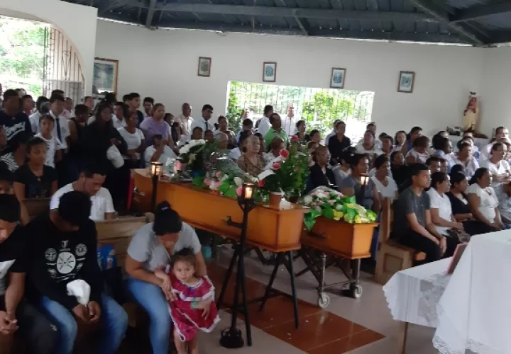 familiares, vecinos y amigos fueron a despedir a los tres ciudadanos ultimados a tiros el 2 de noviembre por unos gatilleros en el sector de Los Algarrobos en Veraguas, Foto/Melquiades Vásquez
