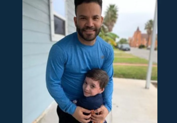Altuve le llevó regalos al niño.