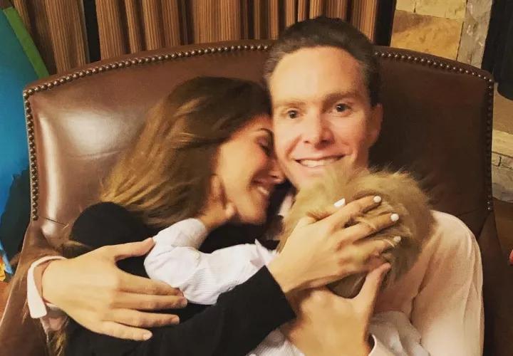 Anahí y su esposo junto a su hijo. Foto Instagram