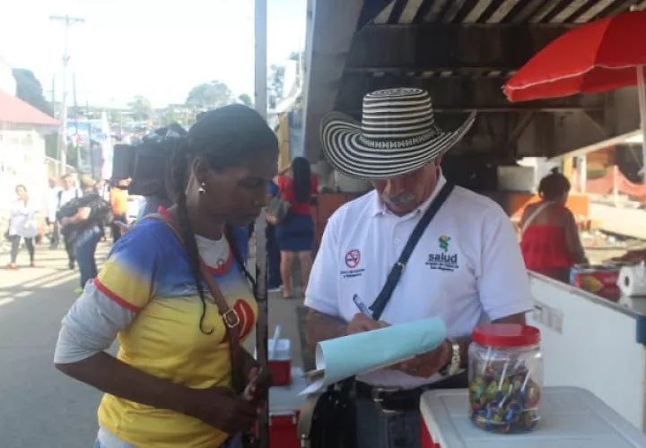 El Ministerio de Salud realizo un operativo en las rutas del desfile en San Miguelito. Foto: Cortesía 