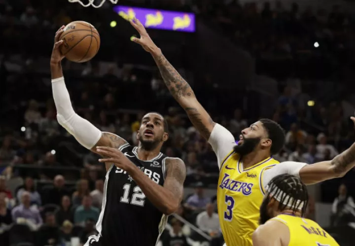 Anthony Davis (3) intenta evitar la anotación de LaMarcus Aldridge (12) de los San Antonio Spurs. Foto AP