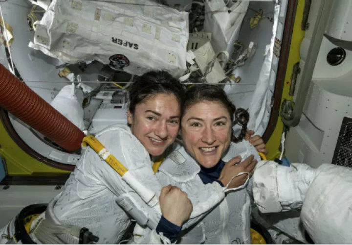Las astronautas Jessica Meir (izq.) y Christina Koch realizaron la primera caminata femenil en octubre. Foto/ NASA, vÍa Associated Press.