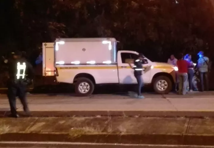 En el  accidente estuvo involucrado un auto pick up, color gris. Foto: Eric A. Montenegro.