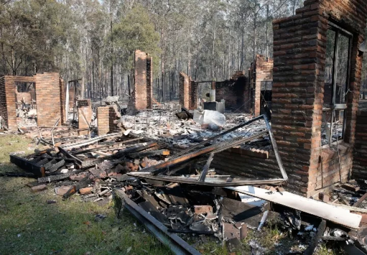  Los restos de la residencia en Four Paws embarque perreras arde a lo largo de la autopista del Pacífico al sur de Taree, Nueva Gales del Sur, Australia. FOTO/AP