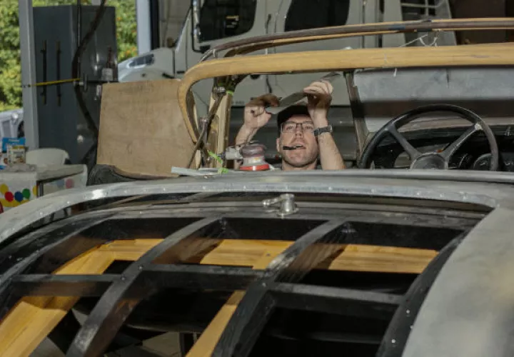 Nate Sutter, un empleado en Automobile Metal Shaping, trabaja en la restauración de un Lincoln 1932 convertible. Foto/ Jacob Biba para The New York Times.
