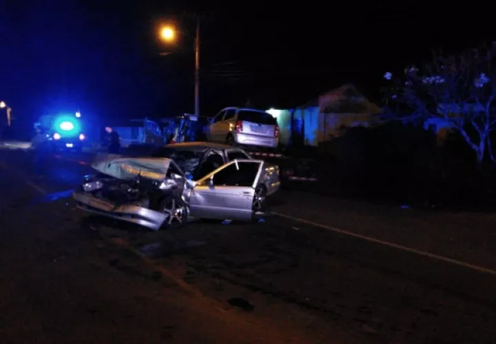 La colisión ocurrió a eso de las tres de la madrugada del 4 de noviembre, cuando la grúa -que transportaba un vehículo- y el sedán colisionaron de frente. Foto/Thays Domínguez
