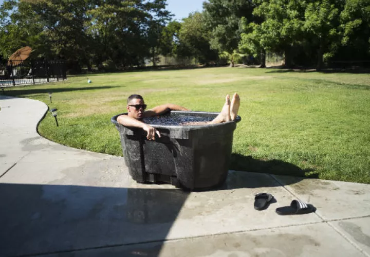 Muchos atletas se sumergen en agua helada, creyendo que reduce el dolor y la inflamación después del ejercicio. Foto/ Brian L. Frank para The New York Times.