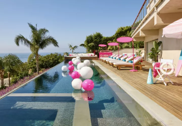 Para celebrar el 60 aniversario de Barbie, Mattel creó una Dreamhouse de tamaño real en Malibú con Airbnb. Foto/ Airbnb.