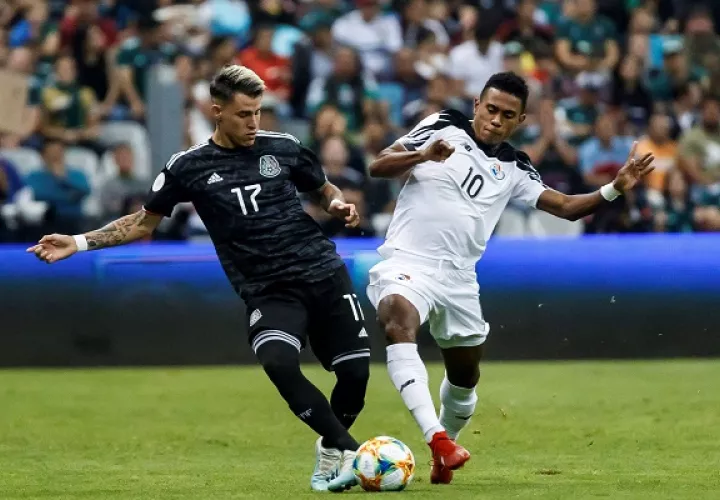 El jugador de México Cristian Calderón (izq.) disputa el balón con Edgar Yoel Bárcenas de Panamá. Foto:EFE