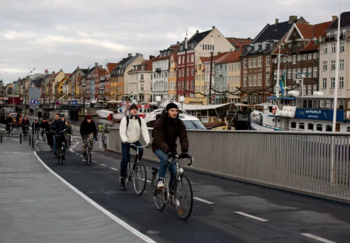 Ciclistas en Copenhague, donde aproximadamente 49 por ciento de todos los traslados se realizan en bicicleta. Foto/ Betina Garcia.
