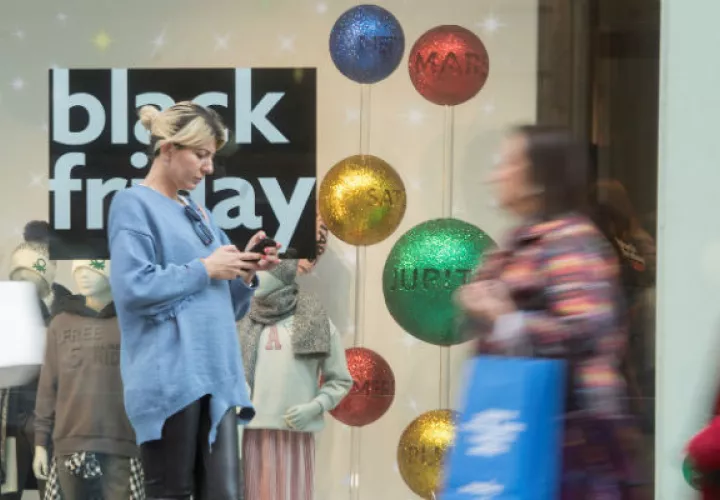 Cada vez más la gente opta por las compras por Internet durante el Black Friday.