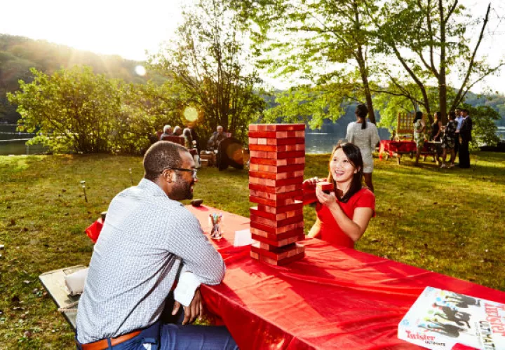 Algunas parejas eligen ofrecer juegos como una forma de fomentar la interacción entre sus invitados. Foto/ Amy Lombard para The New York Times.