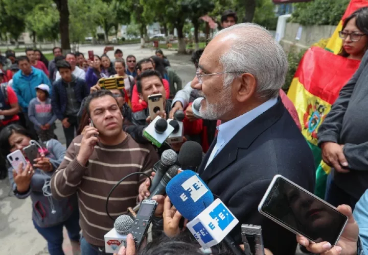 El expresidente boliviano Carlos Mesa, (2003-2005) acusó a Morales de haber roto la línea sucesoria, pues junto a él renunciaron quienes, según la Constitución, podrían sucederle. FOTO/EFE