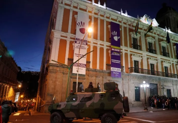 Un vehículo blindado militar se paró frente al palacio de Quemado, mientras que la segunda vicepresidenta y política opositora del Senado, Jeanine Anez, se declaraba presidenta interina del país durante una sesión en el Congreso. FOTO/AP