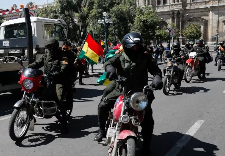 Los policías que custodiaban los exteriores del palacio presidencial en La Paz se retiraron a sus barracas. FOTO/AP