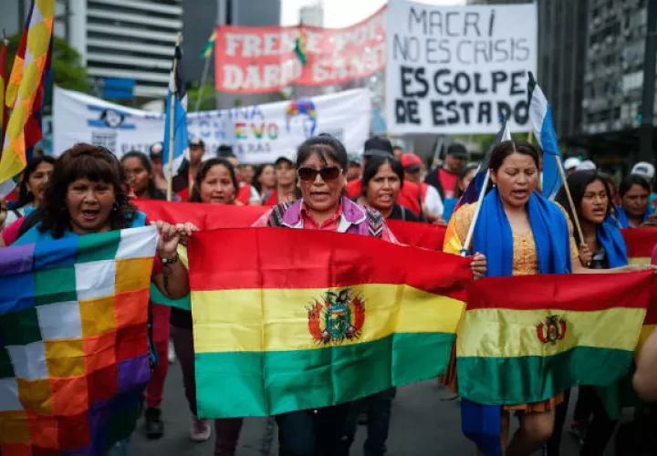 Manifestantes rechazan  el "golpe de Estado" contra Evo Morales. Foto/ EFE