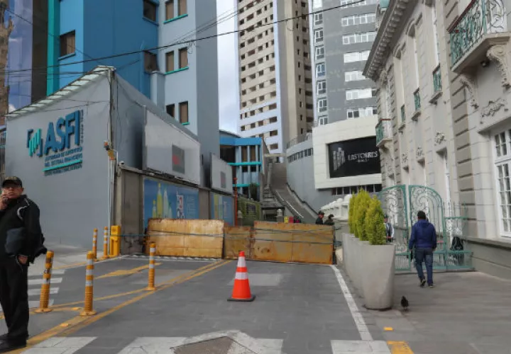 Trinchera instalada en un centro comercial para evitar saqueos en La Paz. Foto: EFE.