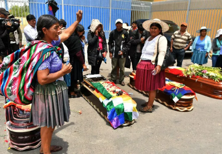 Ciudadanos rodean los féretros de varios de los fallecidos tras los disturbios con las fuerzas del orden en Cochabamba. Foto: EFE. 
