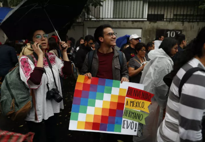 Los manifestantes llevaron banderas de Bolivia y banderas whipala. Foto: AP.