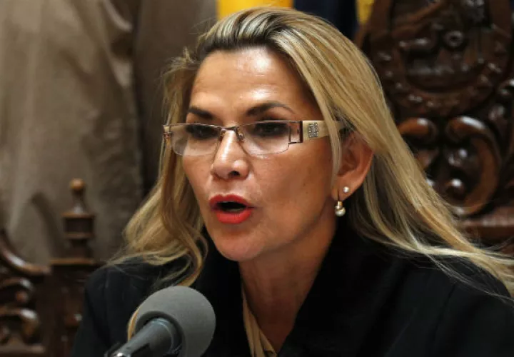 La presidenta interina Jeanine Áñez, al hablar a medios de prensa. Foto: AP.