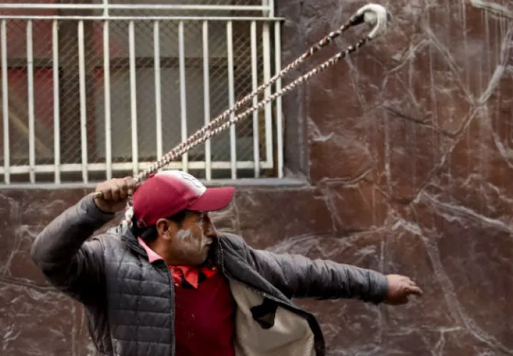 Seguidores del expresidente Evo Morales protestan en medio de gases lacrimógenos. Foto: AP.